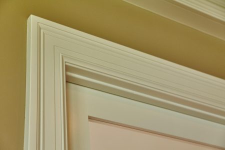 Guide et astuces pratiques pour choisir la moulure idéale d’encadrement de porte