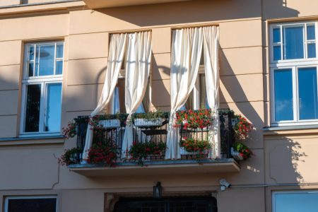 Guide pratique pour choisir un rideau de balcon adapté