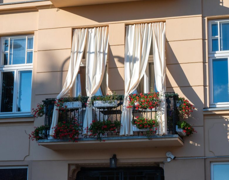 Guide pratique pour choisir un rideau de balcon adapté