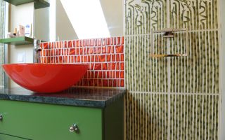 Meuble de salle de bain vert pour un espace naturel