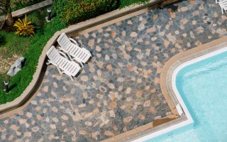 Piscine liner gris anthracite pour un design contemporain