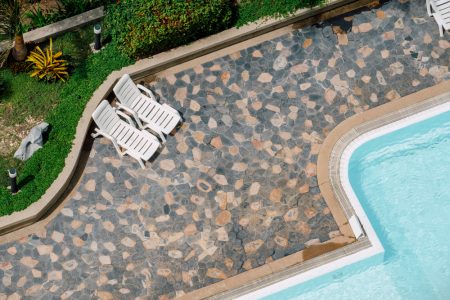 Piscine liner gris anthracite pour un design contemporain