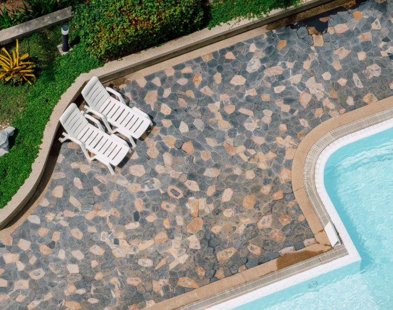 Piscine liner gris anthracite pour un design contemporain
