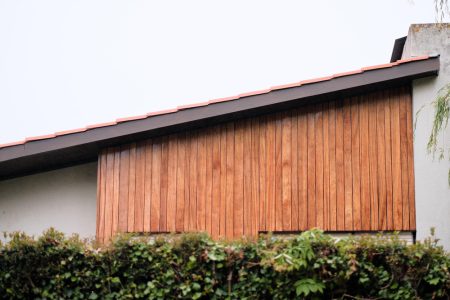 Les avantages du bois composite pour un bardage durable et esthétique