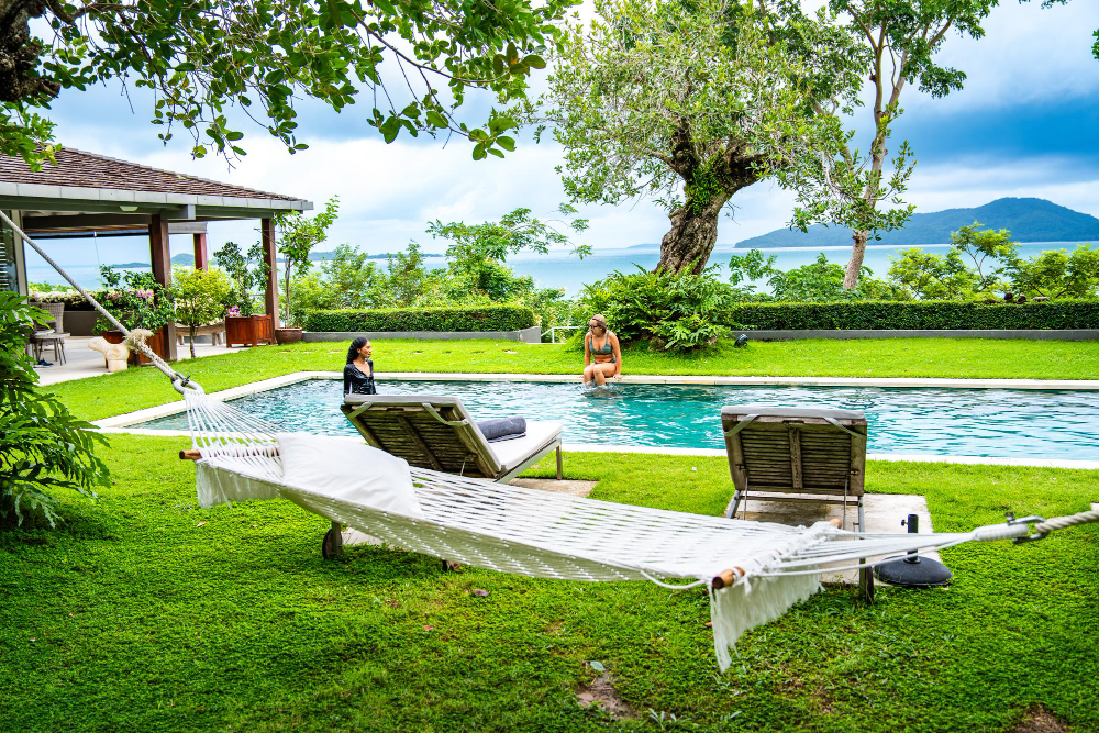 Aménager piscine et terrasse pour un espace extérieur réussi