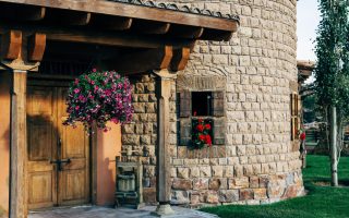 Maison en bois et en pierre pour un habitat naturel