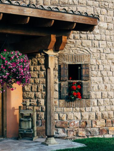 Maison en bois et en pierre pour un habitat naturel