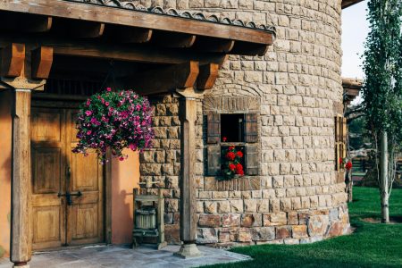 Maison en bois et en pierre pour un habitat naturel