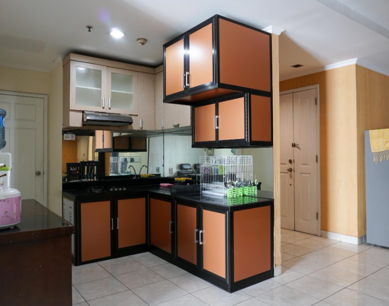 Mini cuisine équipée pour optimiser un petit espace pour plus de confort