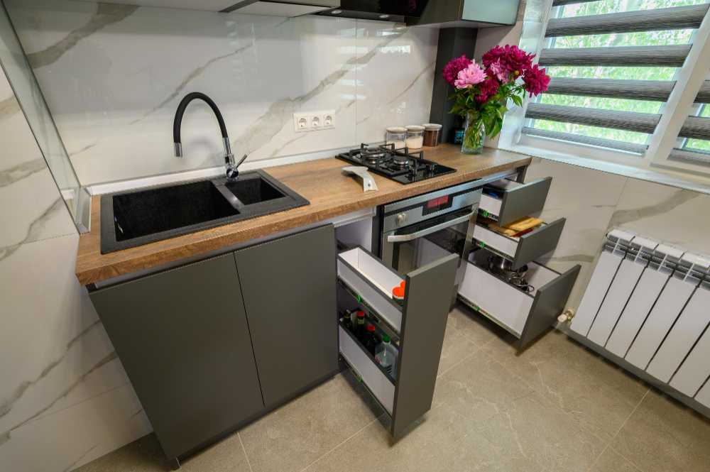 Mini cuisine équipée pour optimiser un petit espace