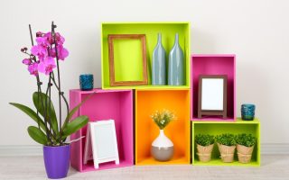 Astuces créatives pour embellir votre intérieur grâce à une étagère murale décorée avec goût