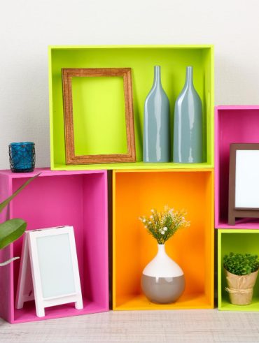 Astuces créatives pour embellir votre intérieur grâce à une étagère murale décorée avec goût