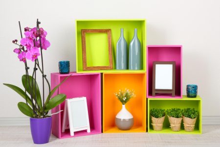 Astuces créatives pour embellir votre intérieur grâce à une étagère murale décorée avec goût