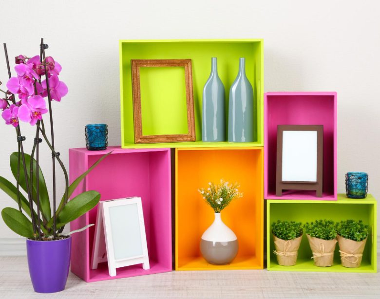 Astuces créatives pour embellir votre intérieur grâce à une étagère murale décorée avec goût