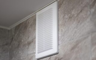 Comment choisir et installer une VMC simple flux pour un logement basse consommation
