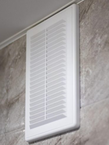 Comment choisir et installer une VMC simple flux pour un logement basse consommation