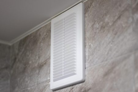Comment choisir et installer une VMC simple flux pour un logement basse consommation
