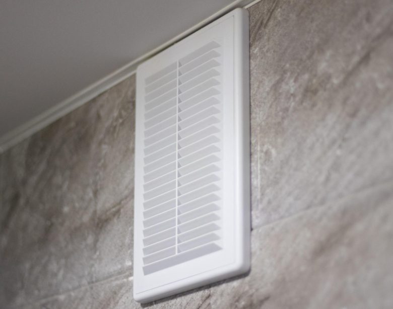 Comment choisir et installer une VMC simple flux pour un logement basse consommation