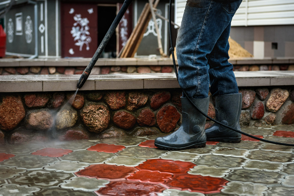 Les méthodes incontournables pour débarrasser durablement votre terrasse de la mousse
