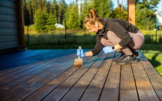 Les méthodes pour débarrasser durablement votre terrasse de la mousse