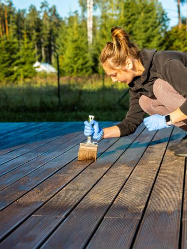 Les méthodes pour débarrasser durablement votre terrasse de la mousse