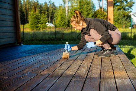 Les méthodes pour débarrasser durablement votre terrasse de la mousse