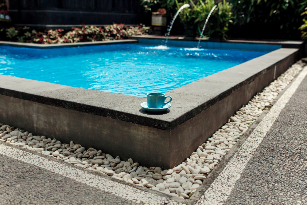 Piscine semi enterrée en béton