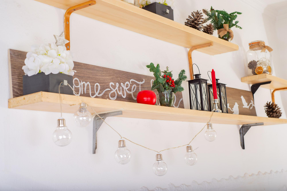embellir votre intérieur grâce à une étagère murale décorée avec goût.jpg