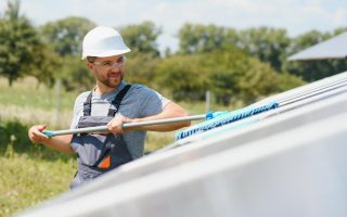 conseils et méthodes efficaces pour nettoyer une ardoise toiture