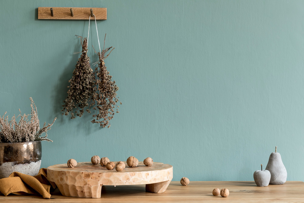 une touche d'élégance naturelle à votre cuisine grâce à un mur vert sauge