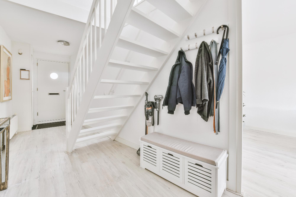 Aménager un placard sous escalier pour optimiser l'espace de rangement