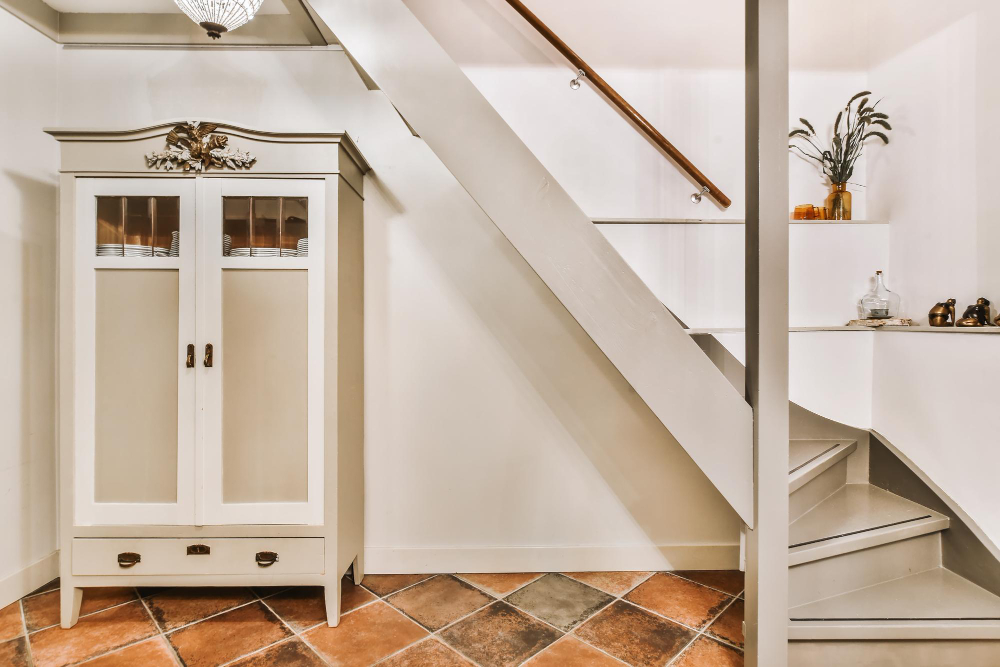 Bien aménager un placard sous escalier pour optimiser l'espace de rangement