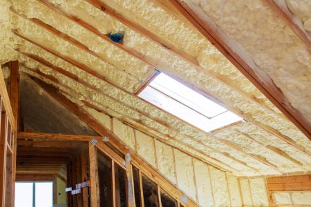 Optimisez l'efficacité énergétique de votre maison grâce à une isolation performante des combles