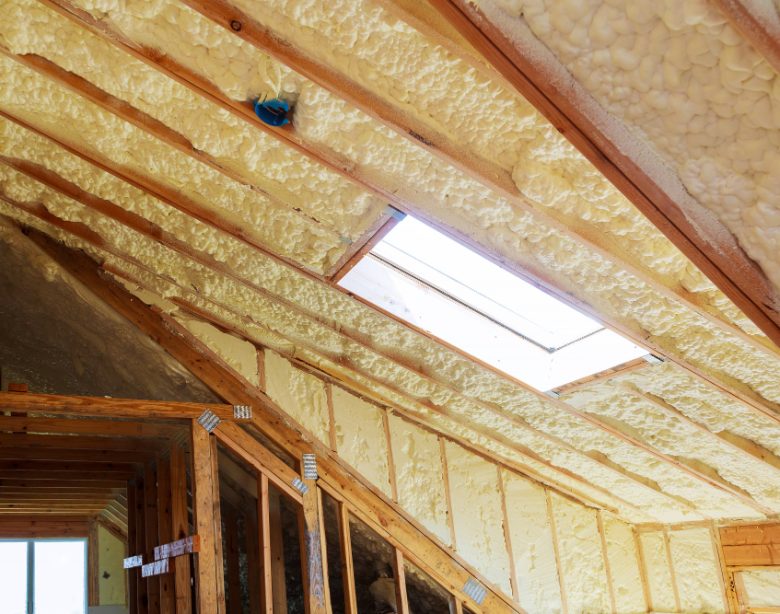Optimisez l'efficacité énergétique de votre maison grâce à une isolation performante des combles