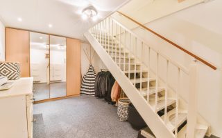 aménager un placard sous escalier