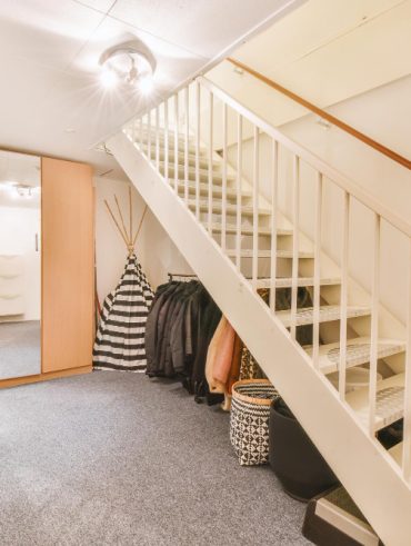 aménager un placard sous escalier