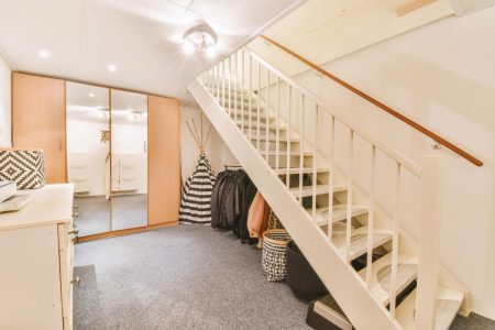 aménager un placard sous escalier