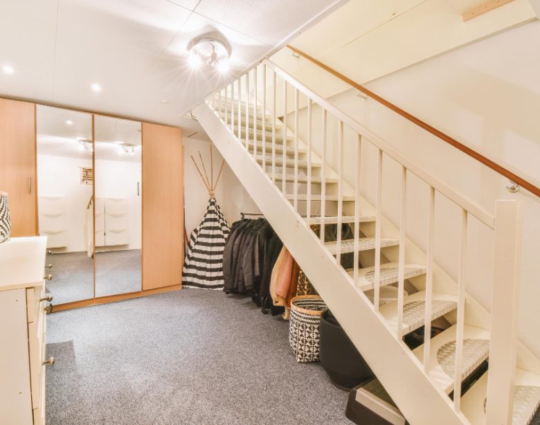 aménager un placard sous escalier