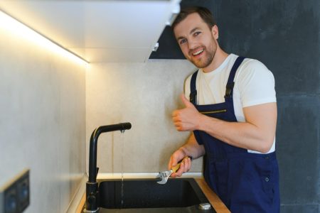installer son robinet de cuisine en toute simplicité et en un rien de temps
