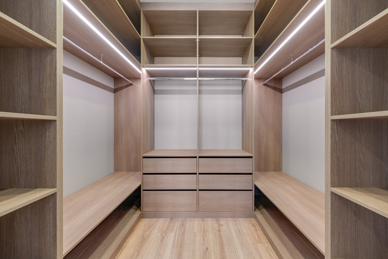 Transformer une chambre en dressing pour maximiser chaque centimètre carré