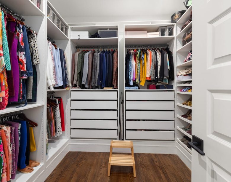 Transformer votre chambre en dressing pour maximiser chaque centimètre carré