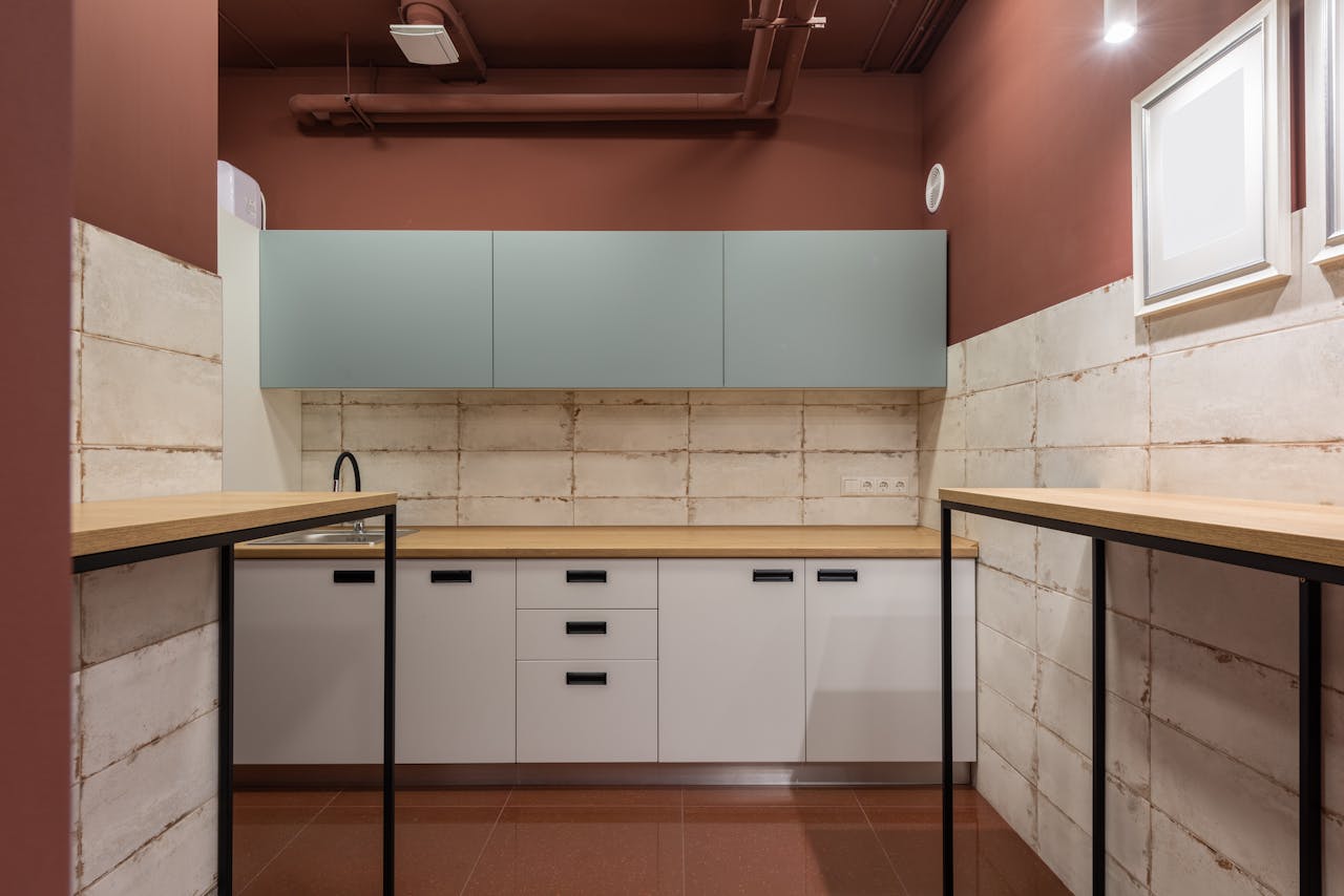 peindre le mur en couleur dans la cuisine