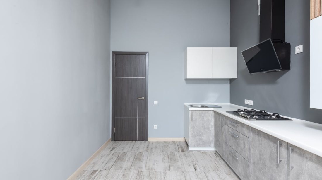 peindre le mur en couleur dans une cuisine pour un effet réussi