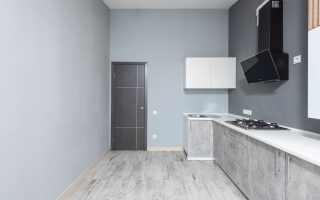 peindre le mur en couleur dans une cuisine pour un effet réussi