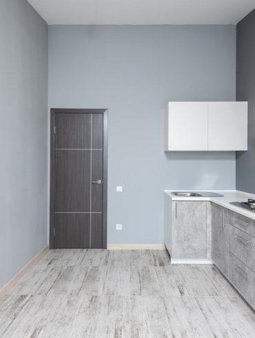 peindre le mur en couleur dans une cuisine pour un effet réussi