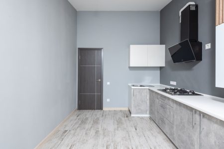 peindre le mur en couleur dans une cuisine pour un effet réussi