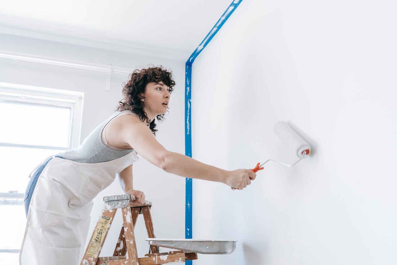 peindre le mur en couleur dans une cuisine
